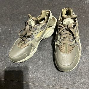Nike Huarache Size 11 Camo/Hunter Green